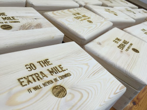 Caja madera grabada